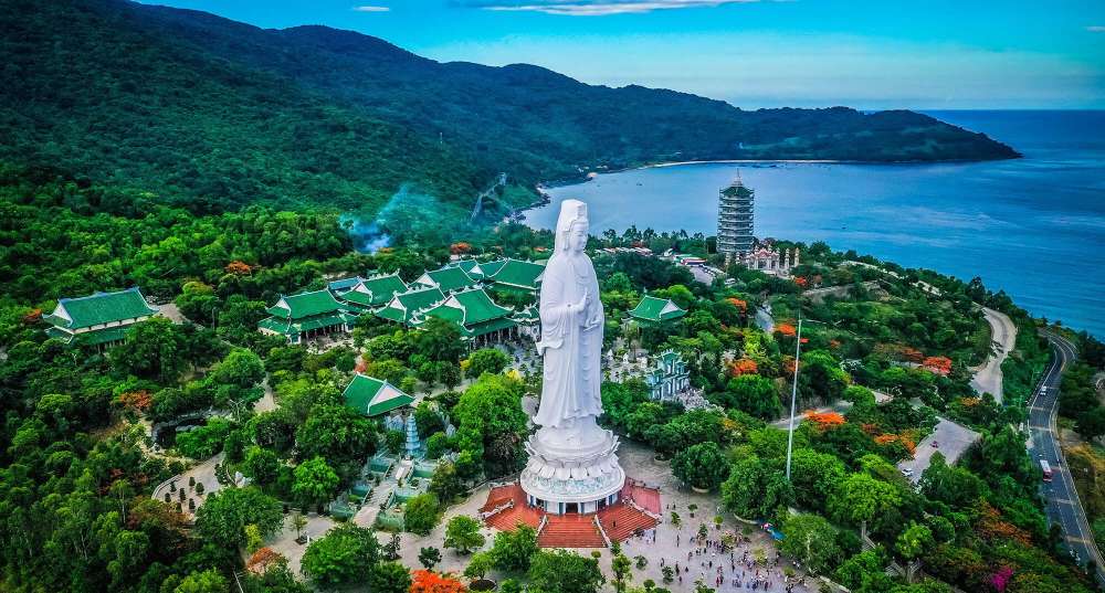 Vue panoramique de la pagode Linh Ung sur la péninsule de Son Tra, Da Nang